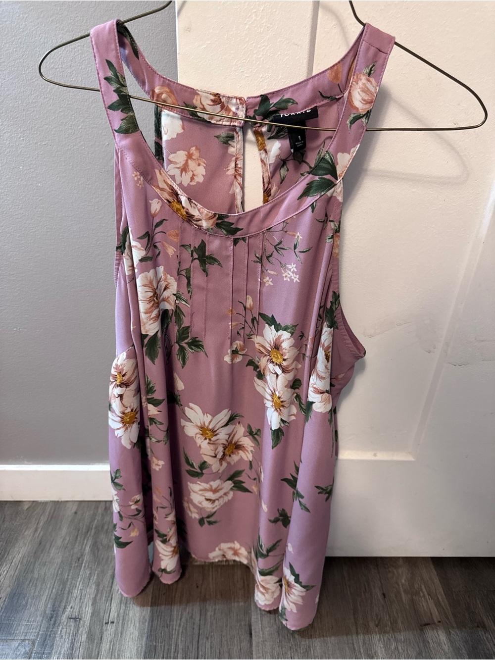 torrid Dusty Rose Floral Sleeveless Blouse Size 1 fits like an XL